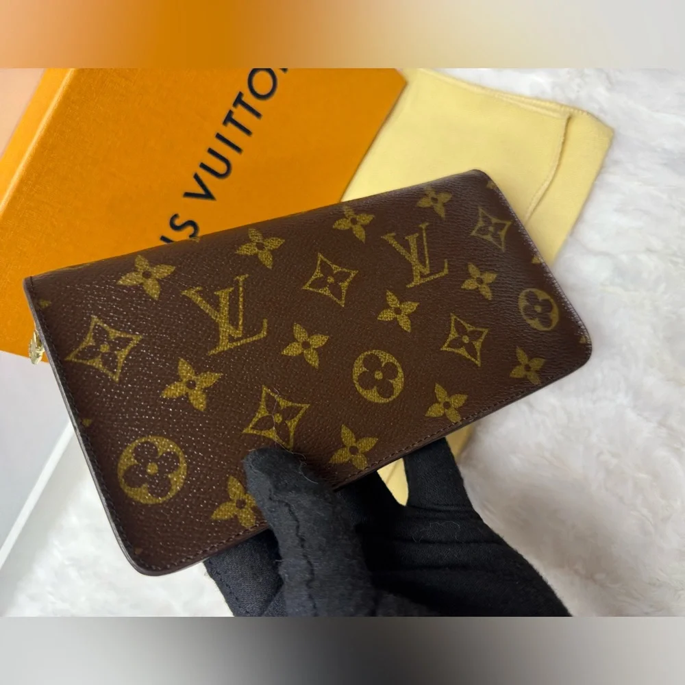 LOUIS VUITTON- TH0011 Zippy Wallet Monogram Canvas - Picture 6 of 12